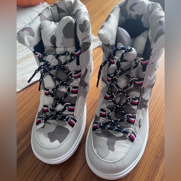 New Tommy Hilfiger Snow Boots for Woman. Size 7.5 - Picture 4 of 9